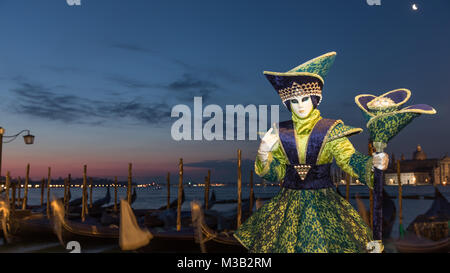 Venise, Italie 10 Février, 2018. Les personnes en costumes et masques posent à l'aube pendant un beau lever de soleil près de St Mark's Squarei au cours de Carnaval de Venise. Météo Venise. Credit : Carol Moir / Alamy Live News. Banque D'Images