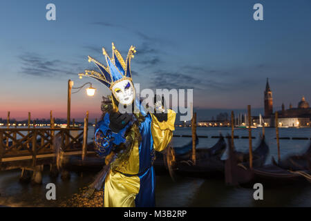 Venise, Italie 10 Février, 2018. Les personnes en costumes et masques posent à l'aube pendant un beau lever de soleil près de St Mark's Squarei au cours de Carnaval de Venise. Météo Venise. Credit : Carol Moir / Alamy Live News. Banque D'Images