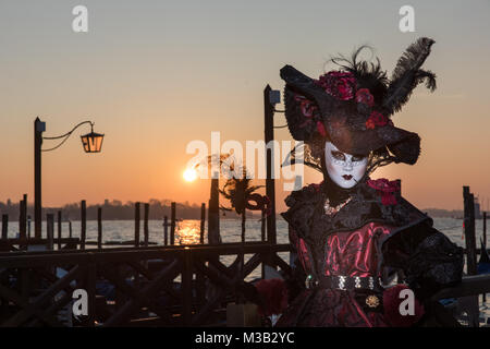 Venise, Italie 10 Février, 2018. Les personnes en costumes et masques posent à l'aube pendant un beau lever de soleil près de St Mark's Squarei au cours de Carnaval de Venise. Météo Venise. Credit : Carol Moir / Alamy Live News. Banque D'Images