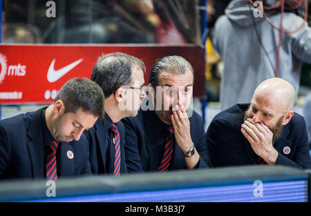 9 février 2018, Aleksandar Nikolic Hall, Belgrade, Serbie, l'Euroleague Basketball, Crvenz mts Zvezda Belgrade contre AX Armani Exchange Olimpia Milan ; l'entraîneur-chef Simone Pianigiani d'AX Armani Exchange Olimpia Milan parle avec ses collaborateurs Banque D'Images