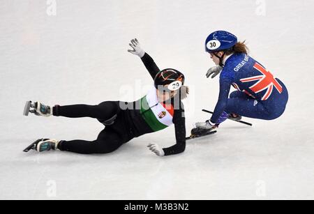 Gangneung, République de Corée. Kathryn Thompson (GBR, 30) et Andrea Keszler (HUN) crash. Courte piste. Gangneung ice arena. Jeux Olympiques d'hiver de Pyeongchang 2018. Gangneung. République de Corée. 10/02/2018. Credit : Sport en images/Alamy Live News Banque D'Images