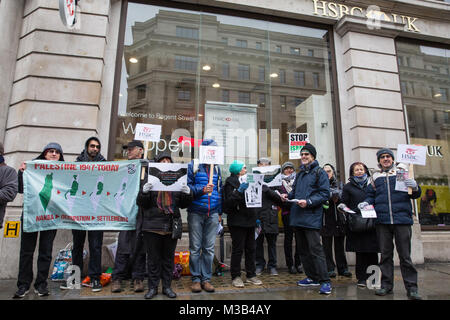 Londres, Royaume-Uni. 10 Février, 2018. Des militants du Campagne de Solidarité Palestine manifestation devant une succursale de la HSBC dans le centre de Londres contre la banque de détenir des actions d'entreprises telles que Raytheon et BAE Systems et les prêts aux entreprises comme Caterpillar et United Technologies liées à des violations des droits de l'homme en Palestine. L'arrêt d'armer Israël campagne appelle le gouvernement du Royaume-Uni à mettre en œuvre un embargo sur les armes à Israël et HSBC pour couper les liens avec les entreprises qui fournissent des armes à Israël et la technologie des armes. Credit : Mark Kerrison/Alamy Live News Banque D'Images