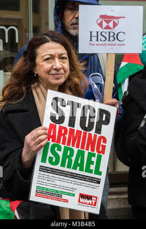 Londres, Royaume-Uni. 10 Février, 2018. Des militants du Campagne de Solidarité Palestine manifestation devant une succursale de la HSBC dans le centre de Londres contre la banque de détenir des actions d'entreprises telles que Raytheon et BAE Systems et les prêts aux entreprises comme Caterpillar et United Technologies liées à des violations des droits de l'homme en Palestine. L'arrêt d'armer Israël campagne appelle le gouvernement du Royaume-Uni à mettre en œuvre un embargo sur les armes à Israël et HSBC pour couper les liens avec les entreprises qui fournissent des armes à Israël et la technologie des armes. Credit : Mark Kerrison/Alamy Live News Banque D'Images