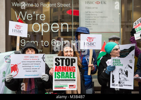 Londres, Royaume-Uni. 10 Février, 2018. Des militants du Campagne de Solidarité Palestine manifestation devant une succursale de la HSBC dans le centre de Londres contre la banque de détenir des actions d'entreprises telles que Raytheon et BAE Systems et les prêts aux entreprises comme Caterpillar et United Technologies liées à des violations des droits de l'homme en Palestine. L'arrêt d'armer Israël campagne appelle le gouvernement du Royaume-Uni à mettre en œuvre un embargo sur les armes à Israël et HSBC pour couper les liens avec les entreprises qui fournissent des armes à Israël et la technologie des armes. Credit : Mark Kerrison/Alamy Live News Banque D'Images