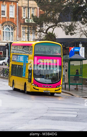 Bournemouth, Dorset, UK. 10 Février, 2018. Les bus jaunes ont ajouté une touche de rose à leurs bus - pourrait-on pour la Saint-Valentin ? Credit : Carolyn Jenkins/Alamy Live News Banque D'Images