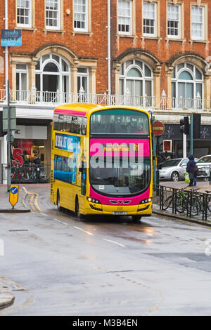 Bournemouth, Dorset, UK. 10 Février, 2018. Les bus jaunes ont ajouté une touche de rose à leurs bus - pourrait-on pour la Saint-Valentin ? Credit : Carolyn Jenkins/Alamy Live News Banque D'Images