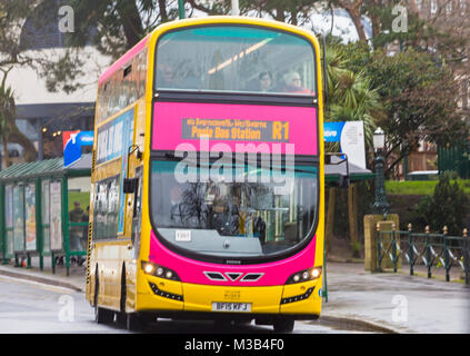 Bournemouth, Dorset, UK. 10 Février, 2018. Les bus jaunes ont ajouté une touche de rose à leurs bus - pourrait-on pour la Saint-Valentin ? Credit : Carolyn Jenkins/Alamy Live News Banque D'Images