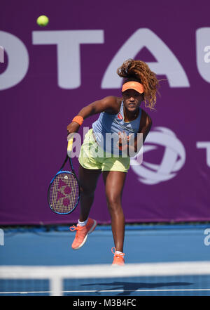 Doha, Qatar. 10 fév, 2018. Naomi Osaka du Japon sert pendant la qualification contre Jingjing lu de la Chine à l'ATA 2018 Open du Qatar à Doha, Qatar, le 10 février 2018. Naomi Osaka a remporté 2-0. Credit : Nikku/Xinhua/Alamy Live News Banque D'Images