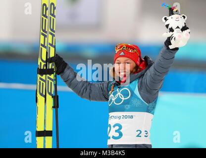 Pyeongchang, Corée du Sud. 10 fév, 2018. Laura Dahlmeier vainqueur de l'Allemagne célèbre sa victoire lors de la féministe biathlon à Pyeongchang, Corée du Sud, 10 février 2018. Crédit : Michael Kappeler/dpa-Zentralbild/dpa/Alamy Live News Banque D'Images