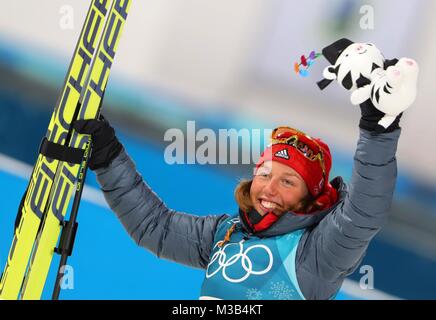 Pyeongchang, Corée du Sud. 10 fév, 2018. Laura Dahlmeier vainqueur de l'Allemagne célèbre sa victoire lors de la féministe biathlon à Pyeongchang, Corée du Sud, 10 février 2018. Crédit : Michael Kappeler/dpa-Zentralbild/dpa/Alamy Live News Banque D'Images