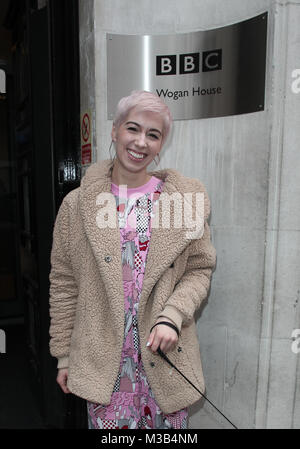 London, UK,10e Février 2018 : *Le contenu exclusif* SuRie - vrai nom Susanna Cork qui représentera le Royaume-Uni à l'Eurovision 2018 vu à la BBC Wogan House de Londres Credit : RM Press/Alamy Live News Banque D'Images