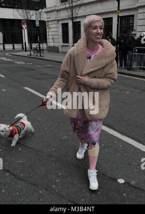 London, UK,10e Février 2018 : *Le contenu exclusif* SuRie - vrai nom Susanna Cork qui représentera le Royaume-Uni à l'Eurovision 2018 vu à la BBC Wogan House de Londres Credit : RM Press/Alamy Live News Banque D'Images