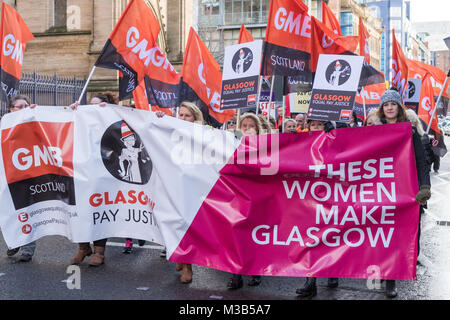 Glasgow, Écosse, Royaume-Uni - 10 Février 2018 : les femmes (et les hommes) à une démonstration de l'égalité de rémunération protester à Glasgow, dirigé par des femmes habillées comme les suffragettes Crédit : Kay Roxby/Alamy Live News Banque D'Images