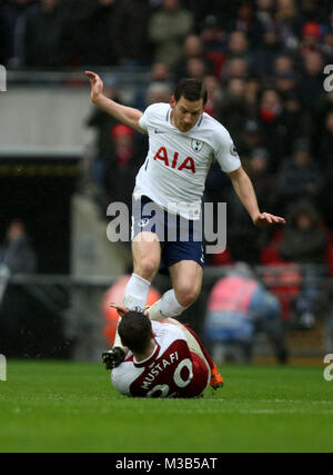 Londres, Royaume-Uni. 10 fév, 2018. Jan Vertonghen (TH) Shkodran Mustafi (A) à l'English Premier League football match entre Tottenham Hotspur v Arsenal au stade de Wembley, Londres, le 10 février 2018. **Cette photo est pour un usage éditorial uniquement** Crédit : Paul Marriott/Alamy Live News Banque D'Images