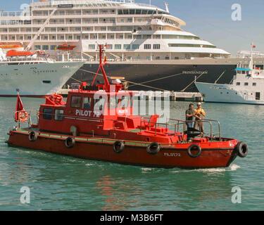 Kusadasi, Aydin, Province de la Turquie. 1 octobre, 2004. Un bateau-pilote dans le port très fréquenté de Kusadasi, sur la côte de la Turquie anatolienne, passe à quai des navires de croisière. Elle est favorisée par les touristes de croisière pour sa proximité à Ephèse. Credit : Arnold Drapkin/ZUMA/Alamy Fil Live News Banque D'Images