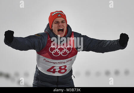 Pyeongchang, Corée du Sud. 10 fév, 2018. Médaillé d'or allemand Andreas Wellinger Ski célèbre gagnant le tremplin normal hommes chaque jour de compétition de saut à ski sur l'un des Jeux Olympiques d'hiver de Pyeongchang 2018 à Pyeongchang, Corée du Sud, 10 février 2018. Credit : Angelika Warmuth/dpa/Alamy Live News Banque D'Images