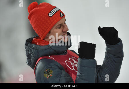 Pyeongchang, Corée du Sud. 10 fév, 2018. Médaillé d'or allemand Andreas Wellinger Ski célèbre gagnant le tremplin normal hommes chaque jour de compétition de saut à ski sur l'un des Jeux Olympiques d'hiver de Pyeongchang 2018 à Pyeongchang, Corée du Sud, 10 février 2018. Crédit : Daniel Karmann/dpa/Alamy Live News Banque D'Images