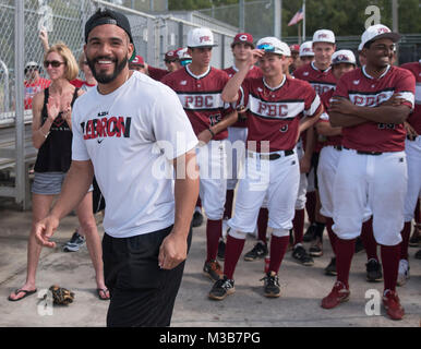 Wellington, en Floride, aux États-Unis. 10 fév, 2018. Le deuxième but des Blue Jays de Toronto et Palm Beach Central Devon alun Travis sourit lors d'une cérémonie en l'honneur de lui et d'autres Palm Beach Central alum Brad Peacock des Astros de Houston au Palm Beach Central High School, à Wellington, en Floride, le samedi, 10 février, 2018. Credit : Andres Leiva/Le Palm Beach Post/ZUMA/Alamy Fil Live News Banque D'Images