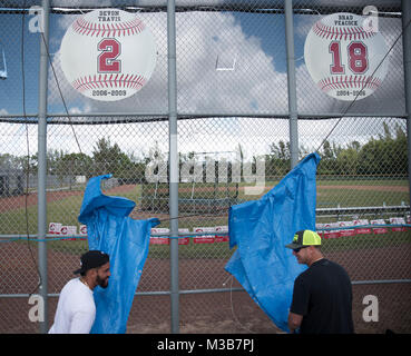 Wellington, en Floride, aux États-Unis. 10 fév, 2018. Les joueurs de la MLB et Palm Beach Central aluns Devon Travis, gauche, et Brad Peacock, sourire, tout en dévoilant des pancartes les honorer lors d'une cérémonie à Palm Beach Central High School, à Wellington, en Floride, le samedi, 10 février, 2018. Credit : Andres Leiva/Le Palm Beach Post/ZUMA/Alamy Fil Live News Banque D'Images