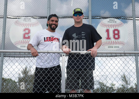 Wellington, en Floride, aux États-Unis. 10 fév, 2018. Les joueurs de la MLB et Palm Beach Central aluns Devon Travis, gauche, et Brad Peacock posent pour une photo à côté d'affiches les honorer lors d'une cérémonie à Palm Beach Central High School, à Wellington, en Floride, le samedi, 10 février, 2018. Credit : Andres Leiva/Le Palm Beach Post/ZUMA/Alamy Fil Live News Banque D'Images