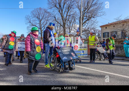 OPICINA, TRIESTE, Italie - février 10, 2018 : les participants non identifiés dans le défilé du carnaval Kraski Pust ou Carnevale Carsico. Le Carnaval Carsico Kraski Edition 51 le 10 février 2018 à Opicina. Ses plus anciens carnival sur le karst. Banque D'Images