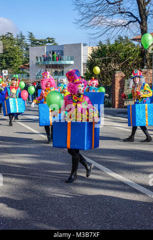 OPICINA, TRIESTE, Italie - février 10, 2018 : les participants non identifiés dans le défilé du carnaval Kraski Pust ou Carnevale Carsico. Le Carnaval Carsico Kraski Edition 51 le 10 février 2018 à Opicina. Ses plus anciens carnival sur le karst. Banque D'Images