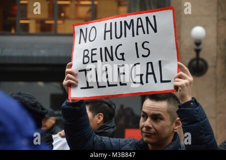 Manhattan, New York, USA. 10 fév, 2018. Des centaines de manifestants et de militants des droits de l'immigrant se sont réunis dans le centre de Manhattan pour le rassemblement contre la glace et la déportation des immigrants le samedi 10 février 2018. Au cours de Rally un homme tenant un panneau "aucun être humain n'est illégal". Banque D'Images