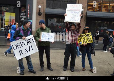 New York, USA. 10 Février, 2018. Les New-Yorkais se sont rassemblés sur la 34e rue au cours de rallye d'immigrants de faire entendre leur voix contre la politique d'immigration du Trump Présidents et montrer leur appui aux jeunes immigrants et leurs familles. Les partisans d'atout Pro afficher jusqu'à perturber le rassemblement d'immigrants Banque D'Images