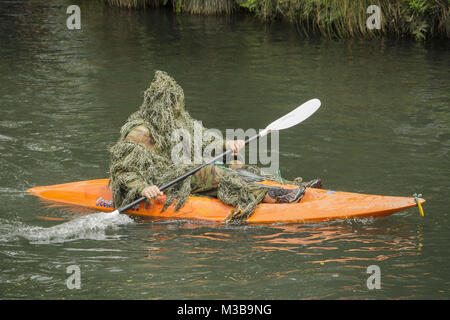 Christchurch, Canterbury, Nouvelle-Zélande. Feb 11, 2018. Un kayakiste, plus l'allure d'un monstre des marais, est parmi un nombre impair de pagaie flottille descend dans la rivière Avon. Credit : PJ Heller/ZUMA/Alamy Fil Live News Banque D'Images