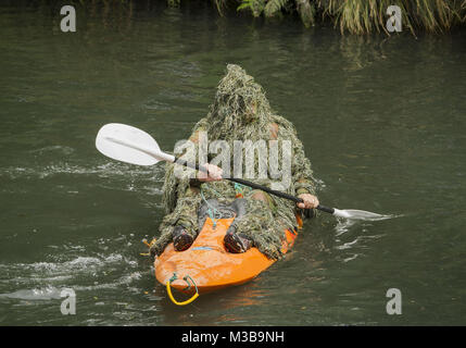 Christchurch, Canterbury, Nouvelle-Zélande. Feb 11, 2018. Un kayakiste, plus l'allure d'un monstre des marais, est parmi un nombre impair de pagaie flottille descend dans la rivière Avon. Credit : PJ Heller/ZUMA/Alamy Fil Live News Banque D'Images