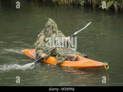 Christchurch, Canterbury, Nouvelle-Zélande. Feb 11, 2018. Un kayakiste, plus l'allure d'un monstre des marais, est parmi un nombre impair de pagaie flottille descend dans la rivière Avon. Credit : PJ Heller/ZUMA/Alamy Fil Live News Banque D'Images