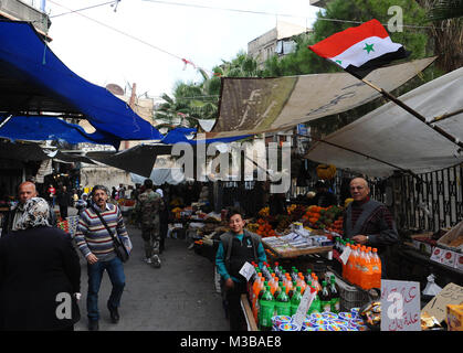 Damas. 10 fév, 2018. Les passants et les consommateurs à pied dans un marché à Damas, en Syrie, le 10 février 2018, quelques heures après les frappes aériennes israéliennes et des positions militaires syriennes ciblées d'incendie dans la banlieue de Damas le samedi. Credit : Ammar Safarjalani/Xinhua/Alamy Live News Banque D'Images