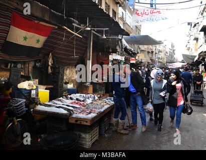 Damas. 10 fév, 2018. Les passants et les consommateurs à pied dans un marché à Damas, en Syrie, le 10 février 2018, quelques heures après les frappes aériennes israéliennes et des positions militaires syriennes ciblées d'incendie dans la banlieue de Damas le samedi. Credit : Ammar Safarjalani/Xinhua/Alamy Live News Banque D'Images