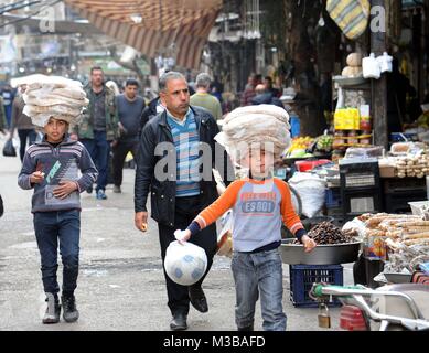 Damas. 10 fév, 2018. Les passants et les consommateurs à pied dans un marché à Damas, en Syrie, le 10 février 2018, quelques heures après les frappes aériennes israéliennes et des positions militaires syriennes ciblées d'incendie dans la banlieue de Damas le samedi. Credit : Ammar Safarjalani/Xinhua/Alamy Live News Banque D'Images