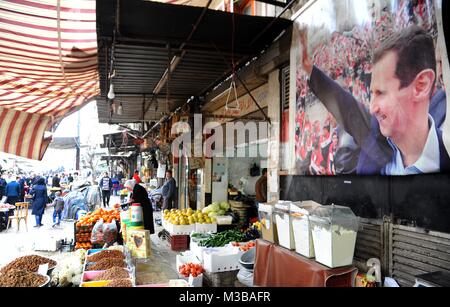 Damas. 10 fév, 2018. Les passants et les consommateurs à pied dans un marché à Damas, en Syrie, le 10 février 2018, quelques heures après les frappes aériennes israéliennes et des positions militaires syriennes ciblées d'incendie dans la banlieue de Damas le samedi. Credit : Ammar Safarjalani/Xinhua/Alamy Live News Banque D'Images