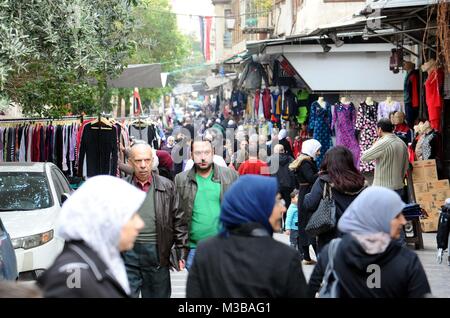 Damas. 10 fév, 2018. Les passants et les consommateurs à pied dans un marché à Damas, en Syrie, le 10 février 2018, quelques heures après les frappes aériennes israéliennes et des positions militaires syriennes ciblées d'incendie dans la banlieue de Damas le samedi. Credit : Ammar Safarjalani/Xinhua/Alamy Live News Banque D'Images