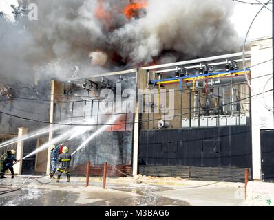 Damas, Syrie. 10 fév, 2018. Les pompiers éteindre le feu après un obus de mortier lancés par les rebelles syriens a frappé un générateur électrique dans la Dama Rose Hotel à Damas, capitale de la Syrie, le 10 février, 2018. Credit : Ammar Safarjalani/Xinhua/Alamy Live News Banque D'Images