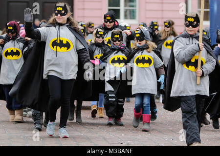 Mainz, Allemagne. 10 février 2018. Mars élèves déguisés en Batman's. Les enfants des écoles et des jardins d'enfants à Mayence Mayence a défilé dans dans le défilé annuel de la jeunesse. Ils étaient accompagnés par des membres de la gardes de carnaval et les clubs de Mayence. Crédit : Michael Debets/Alamy Live News Banque D'Images