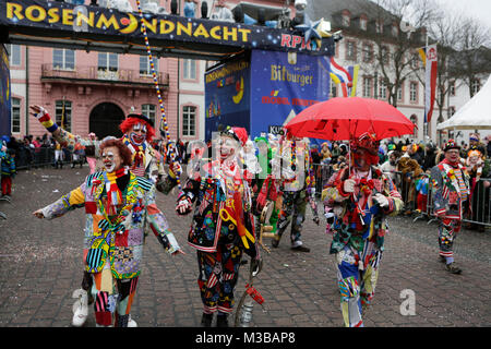 Mainz, Allemagne. 10 février 2018. Des gens habillés comme des clowns en mars la parade. Les enfants des écoles et des jardins d'enfants à Mayence Mayence a défilé dans dans le défilé annuel de la jeunesse. Ils étaient accompagnés par des membres de la gardes de carnaval et les clubs de Mayence. Crédit : Michael Debets/Alamy Live News Banque D'Images