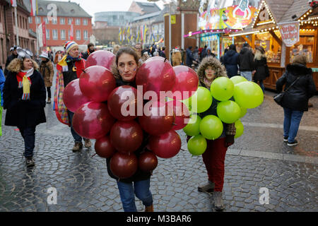 Mainz, Allemagne. 10 février 2018. Les fêtards sont habillés comme carnaval le raisin. Les enfants des écoles et des jardins d'enfants à Mayence Mayence a défilé dans dans le défilé annuel de la jeunesse. Ils étaient accompagnés par des membres de la gardes de carnaval et les clubs de Mayence. Crédit : Michael Debets/Alamy Live News Banque D'Images