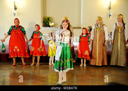 Damas, Syrie. 10 fév, 2018. Les danseurs russes effectuer une danse folklorique pour célébrer la fête du printemps au théâtre de l'Université de Damas, à Damas, capitale de la Syrie, le 10 février, 2018. Credit : Ammar Safarjalani/Xinhua/Alamy Live News Banque D'Images