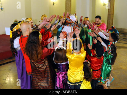 Damas, Syrie. 10 fév, 2018. Les danseurs russes effectuer une danse folklorique pour célébrer la fête du printemps au théâtre de l'Université de Damas, à Damas, capitale de la Syrie, le 10 février, 2018. Credit : Ammar Safarjalani/Xinhua/Alamy Live News Banque D'Images