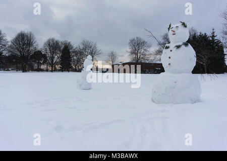Toronto, Ontario, Canada. 8 février 2018. Snowmen construit par les enfants vivant dans le quartier. 10 à 15 cm de neige a été accumulées pendant ce temps. Â© Chandra Ramsurrun/Alamy Live News Banque D'Images