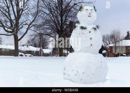 Toronto, Ontario, Canada. 8 février 2018. Un gros bonhomme construit par les enfants vivant dans le quartier. 10 à 15 cm de neige a été accumulées pendant ce temps. Â© Chandra Ramsurrun/Alamy Live News Banque D'Images