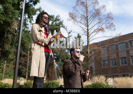 Seattle, Washington, USA. 10 Février, 2018. Un jeune défenseur prend la parole à l'étudiants les contre-manifestation de la liberté de la prière Patriot rassemblement à l'Université de Washington. L'UW International Socialist Organisation et au moins 12 autres clubs UW a organisé la contre-manifestation, éclipsant la liberté Rally. Fondée par l'activiste Japonais-américain Joey Gibson, le groupe conservateur controversé Patriot Prière plaide en faveur de la liberté d'expression et s'oppose à un gouvernement omniprésent. Crédit : Paul Christian Gordon/Alamy Live News Banque D'Images