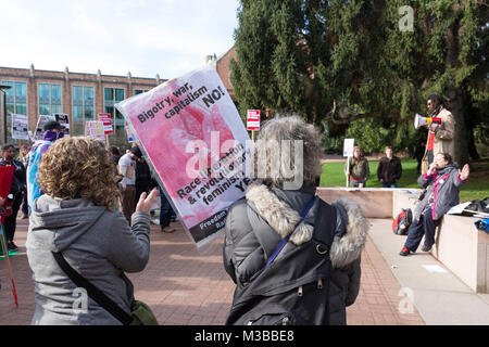 Seattle, Washington, USA. 10 Février, 2018. Un supporter s'exprime à l'étudiant de lutte à la protestation de la liberté Prière Patriot rassemblement à l'Université de Washington. L'UW International Socialist Organisation et au moins 12 autres clubs UW a organisé la contre-manifestation, éclipsant la liberté Rally. Fondée par l'activiste Japonais-américain Joey Gibson, le groupe conservateur controversé Patriot Prière plaide en faveur de la liberté d'expression et s'oppose à un gouvernement omniprésent. Crédit : Paul Christian Gordon/Alamy Live News Banque D'Images