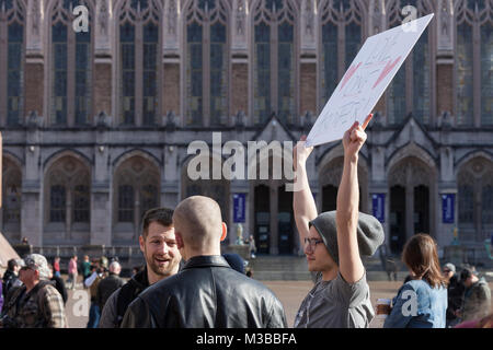 Seattle, Washington, USA. 10 Février, 2018. Un jeune manifestant est titulaire d'un signe en tant que parties opposées parlent en étudiants les contre-manifestation de la liberté de la prière Patriot rassemblement à l'Université de Washington. L'UW International Socialist Organisation et au moins 12 autres clubs UW a organisé la contre-manifestation, éclipsant la liberté Rally. Fondée par l'activiste Japonais-américain Joey Gibson, le groupe conservateur controversé Patriot Prière plaide en faveur de la liberté d'expression et s'oppose à un gouvernement omniprésent. Le racisme et la connexio Refuse Crédit : Paul Christian Gordon/Alamy Live News Banque D'Images