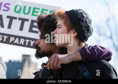 Seattle, Washington, USA. 10 Février, 2018. Un jeune couple qui regarde les étudiants les contre-manifestation de la liberté de la prière Patriot rassemblement à l'Université de Washington. L'UW International Socialist Organisation et au moins 12 autres clubs UW a organisé la contre-manifestation, éclipsant la liberté Rally. Fondée par l'activiste Japonais-américain Joey Gibson, le groupe conservateur controversé Patriot, Prière, plaide en faveur de la liberté d'expression et s'oppose à un gouvernement omniprésent. Crédit : Paul Christian Gordon/Alamy Live News Banque D'Images