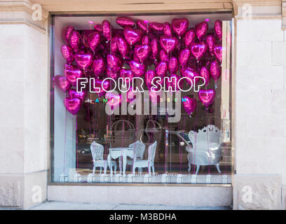 Afficher la fenêtre de ballons en forme de cœur à la farine de boulangerie Boutique à SoHo, NYC Banque D'Images