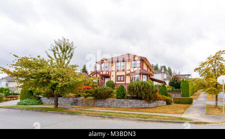 Un Américain typique maison privée avec un garage pour une famille dans une banlieue d'une métropole Banque D'Images